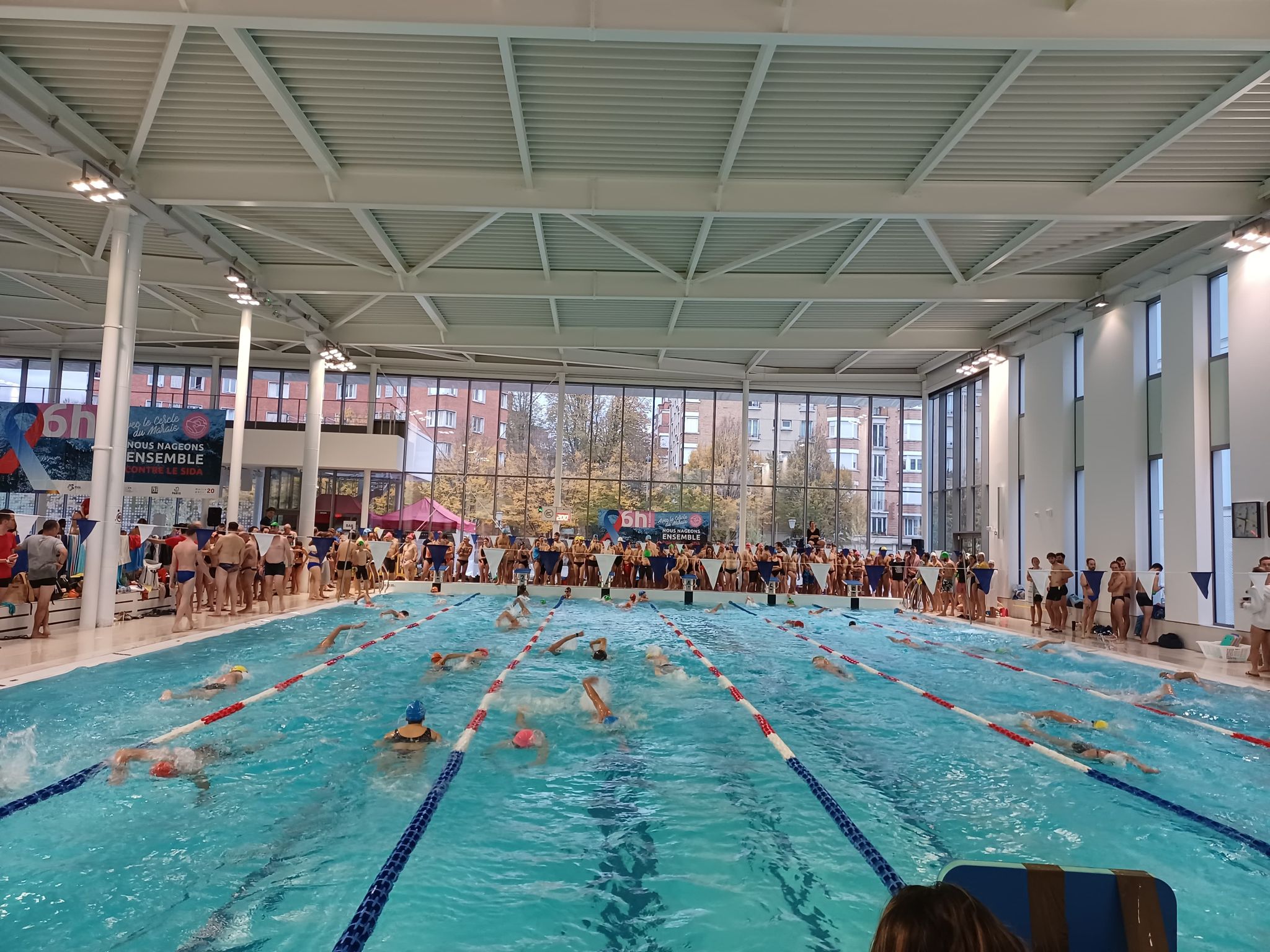 LéoSquale se lance à l'eau pour six heures de natation contre le SIDA